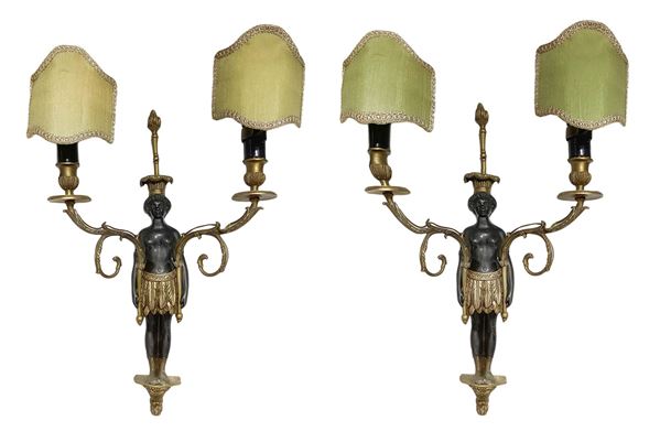 Pair of wall appliques with dark figures in gilded bronze, with two lights nineteenth century. H 40 cm depth 16 cm.
