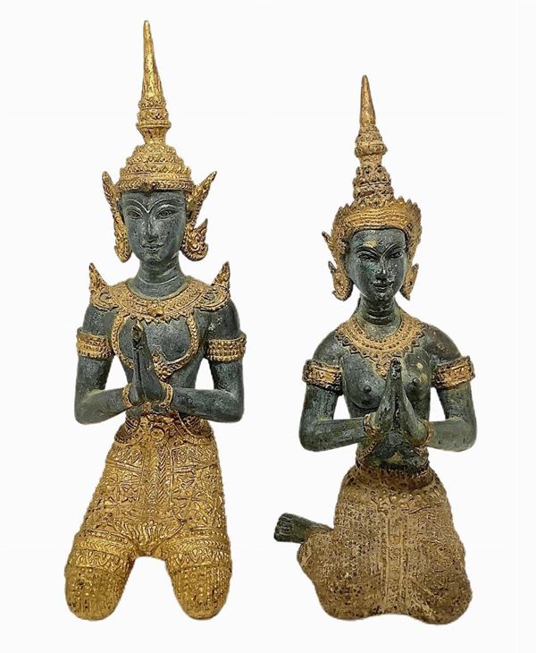 Coppia di statue in bronzo dorato raffiguranti divinità orientale, inizi XX secolo.H cm 22 e H cm 24