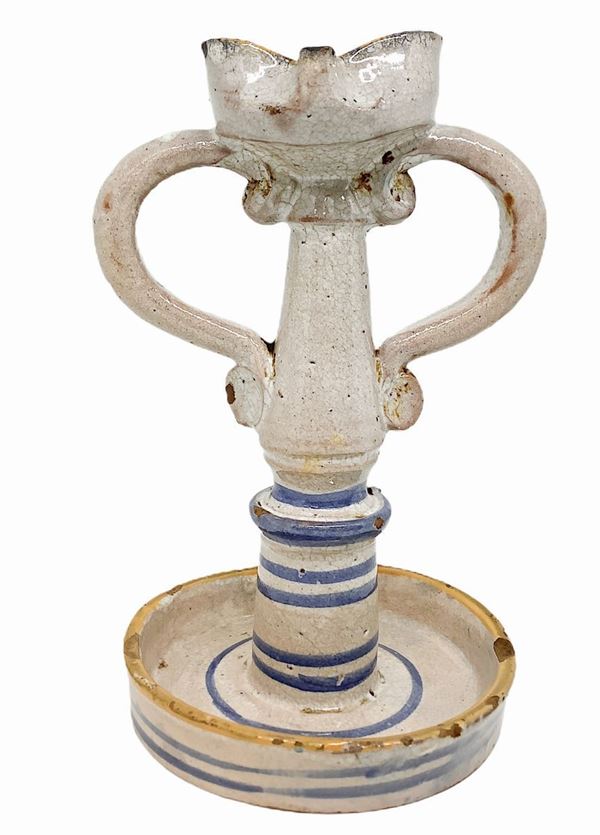 Lumiera in majolica ceramics of Caltagirone, Sicily, biansata, eighteenth century. With decor in shades of blue. H 20x13 cm