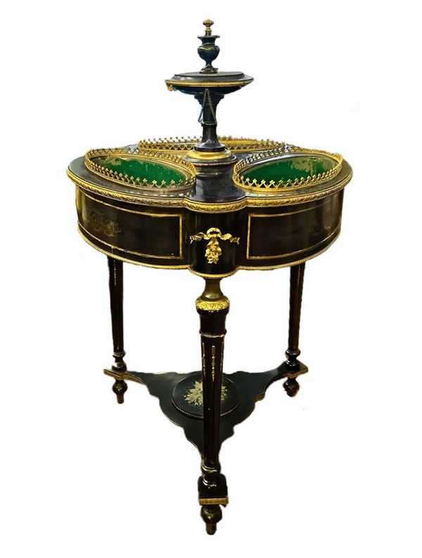 Planter with three basins in black ebonized wooden perfilata golden brass and board Modenato gilded bronze. Three pyramid-shaped legs connected by an inlaid surface in boulle. Napoleon III, late nineteenth century. H 82 cm, diameter 70 cm