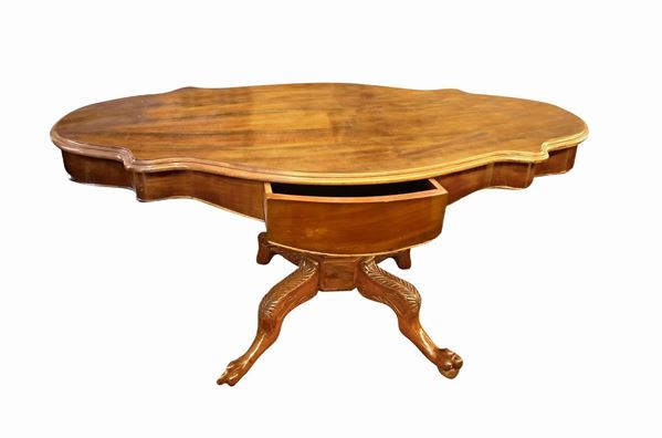 Table in mahogany wood with central drawers both sides, supported by a foot polilobata balustrade with four spokes. Nineteenth century. H cm 77. Plan 138x88 cm. Very good condition