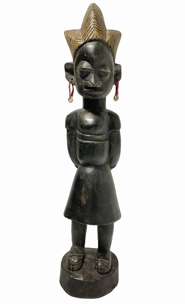 Female statue Yoruba, Nigeria. Early twentieth century. H 79 cm