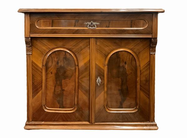 Servant sideboard in walnut wood with upper central drawer, two doors at the base, onion feet. H cm width 95 cm 95x46. Excellent condition 250