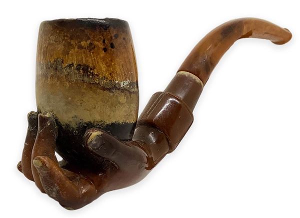 "Hand with pipe" - England. Second half of '800.
Pipa with stove and torch foam, amber mouthpiece.
h. cm. 6, lung. cm. 14, diam. cm. 2.5.