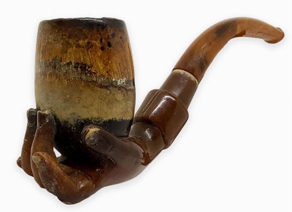 "Hand with pipe" - England. Second half of '800.
Pipa with stove and torch foam, amber mouthpiece.
h. cm. 6, lung. cm. 14, diam. cm. 2.5.