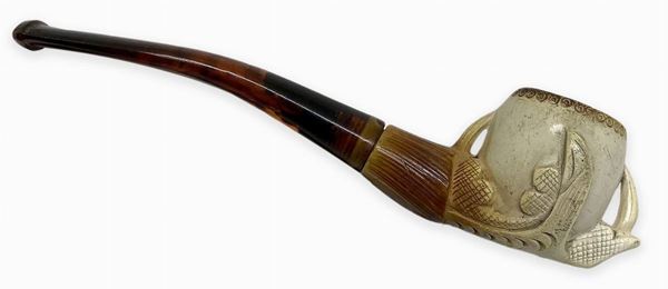 "Paw of bird of prey with pipe" - Austria. Second half of 1800.
Pipa with stove and torch foam, amber mouthpiece.
