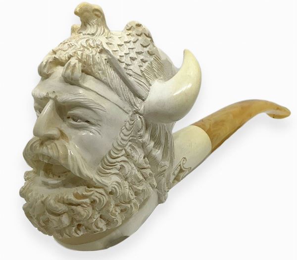 "Vercingetorix" - Vienna, Austria. Early '900.
Pipa with stove and torch foam, amber mouthpiece.