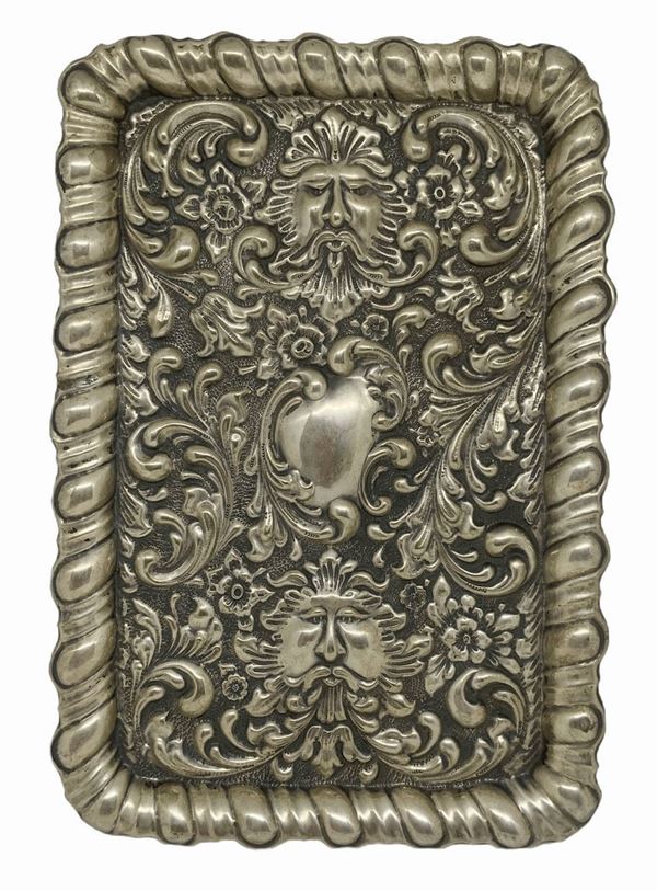 Vassoio in argento a basso rilievo nello stile neoclassico con grottesce e rilievi floreali. Cm 31x21
