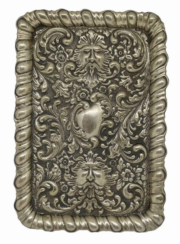 Vassoio in argento a basso rilievo nello stile neoclassico con grottesce e rilievi floreali. Cm 31x21