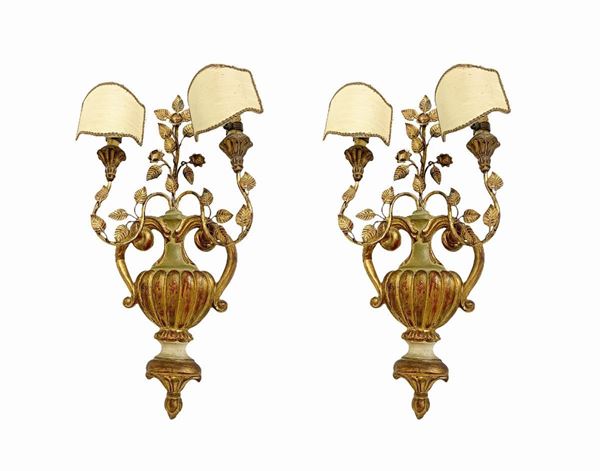 Coppia applique a forma di vasi in legno e metallo laccato e dorato, a due luci, inizi XX secolo. H cm 58