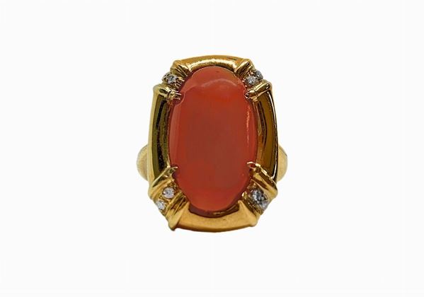 Anello in oro rosso con corallo e brillanti ai quattro angoli. Gr 7.8 M. 55