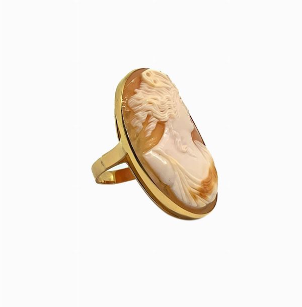 Gold ring with oval cameo depicting women face. 3.30 Cm