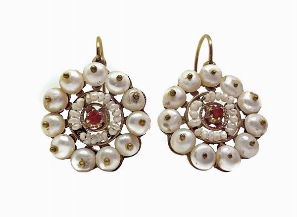 12K gold earrings with freshwater pearls and rubies. Gr 11.3