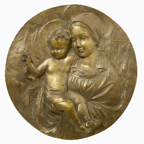 Tondo in bronzo raffigurante Madonna con bambino, fine XIX secolo. Diametro cm 36