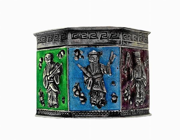 Small octagonal box with polychrome figures and prominent Japanese symbols. H 2.7 cm. Width 4 cm