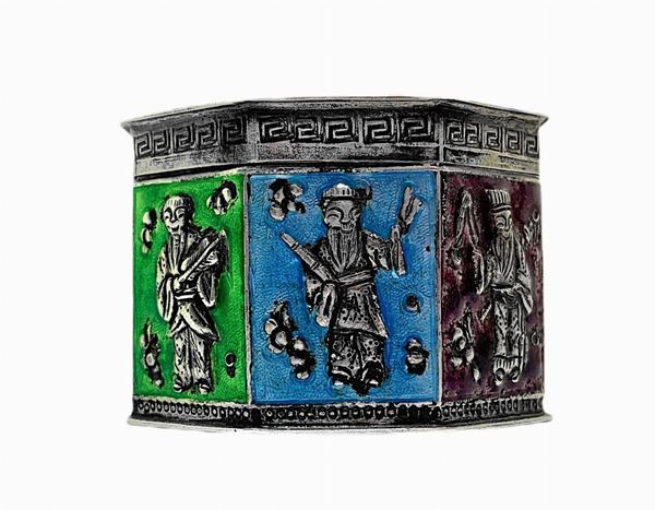 Small octagonal box with polychrome figures and prominent Japanese symbols. H 2.7 cm. Width 4 cm