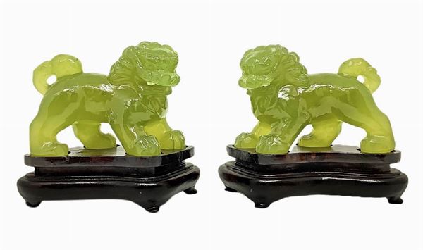 Pair of Pho dogs in green jade. H overall 10 cm, width 10 cm