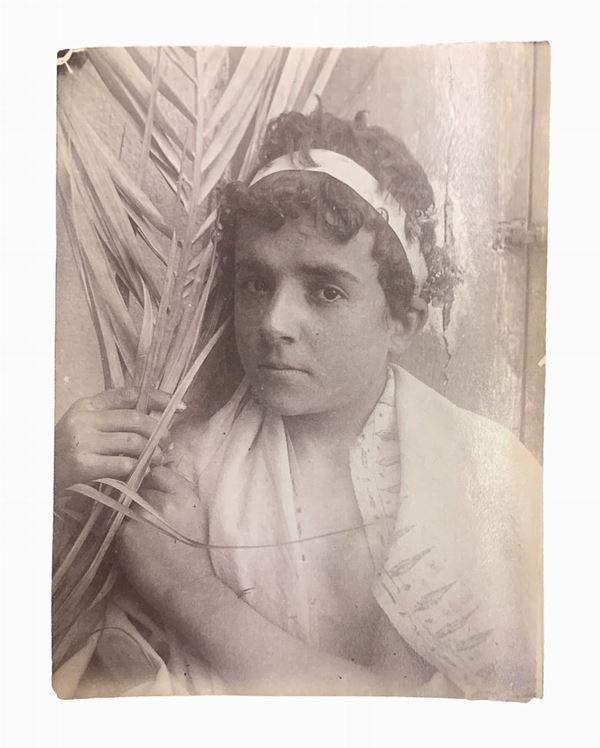 Wilhelm von Gloeden (1856-1931), albumin photos depicting young Sicilian with palm tree. Numbered in pencil on the back and hallmarked 404. Cm 12x16

"Wilhelm Von Gloeden was a German-born photographer who spent most of his life in Sicily, specifically in Taormina, a city that he chose as a second home. It was the youth health issues to take in the peninsula. Specifically, the choice of Taormina is linked dreamy ideal of Sicily that the photographer releases in his pictures through the choice 