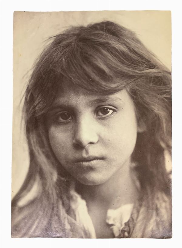 Wilhelm von Gloeden (1856-1931), foto all'albumina raffigurante primo piano di ragazza siciliana. Numerata sul retro 3 e timbrata. Cm 11x16

"Wilhelm Von Gloeden fu un fotografo di origine tedesca che passò parte della sua vita in Sicilia, nello specifico a Taormina, città che scelse come seconda casa. Furono i problemi di salute giovanili a portarlo nella penisola. Nello specifico la scelta di Taormina è legata all'ideale onirico della Sicilia che il fotografo sprigiona nella sua foto attrave