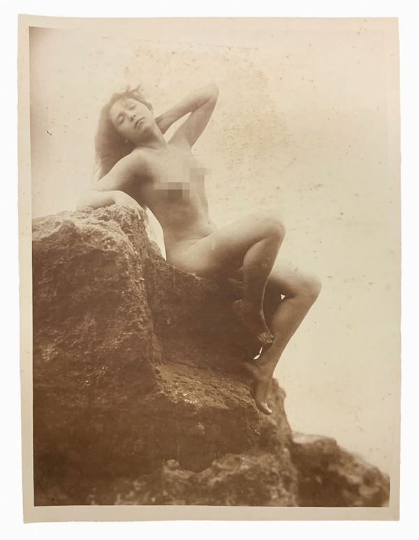 Gaetano D'Agata (1883-1949), depicting nude photos of women. hallmarked on the back. Numbered 382. Cm 22,5x18

"Gaetano D'Agata is part of the group of photographers who end up on the 800 dedicated themselves to photography in southern Italy, working closely with the likes of Von Gloeden caliber.
A native of Aci Sant'Antonio, moved soon to Taormina where he married a local woman and worked with Von Gloeden as witnessed by many photos of the latter set in the villa's garden.
Despite the multipl