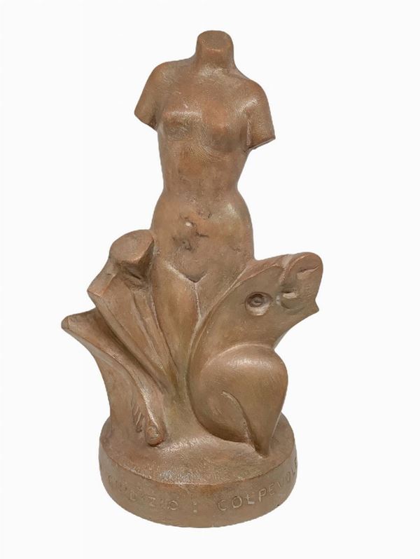 Nino Spagnoli - Nino Spagnoli, scultura in terracotta &ldquo Giudizio: Colpevole&rdquo . Raffigurante nudo di donna e altre figurazioni sul retro. Firmata e datata ... 
