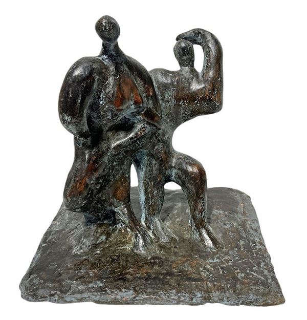 Scultura in terracotta raffigurante coppia di danzanti, firmata alla base Finocchiaro, (Roma 1946).  H cm 22, base cm 23x19