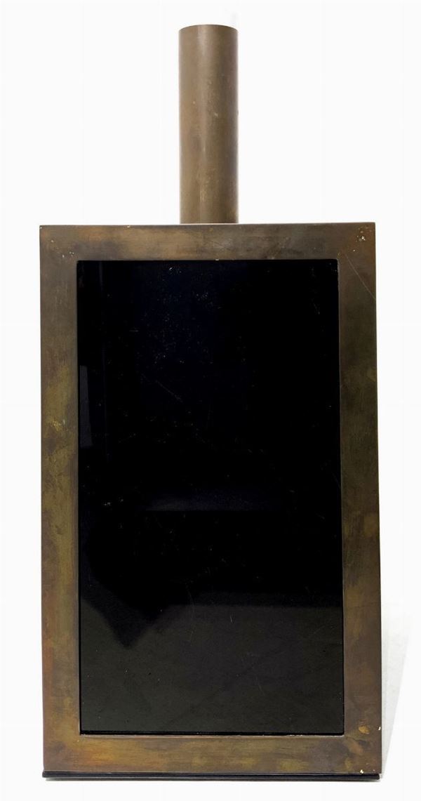 Produzione italiana stile Gabriella Crespi. Lampada con struttura in ottone e vetro onixdor nero. Anni â€˜60 ,inserti in plastica. 

Cm 50x18x18