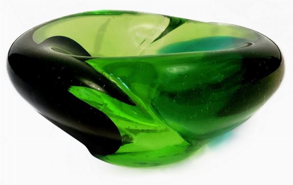 Seguo Murano, disegno  di Flavio Poli. Anni â€˜60. Posacenere in vetro pesante. nei toni del verde nero e giallo. 

Cm 18x14x8