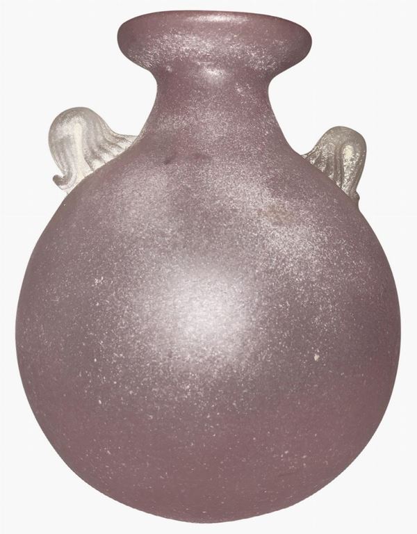 Seguso. Anni â€˜60. Vaso in vetro lavorazione scavo nei toni del rosa anse applicate. 
. 
Cm 62x60
