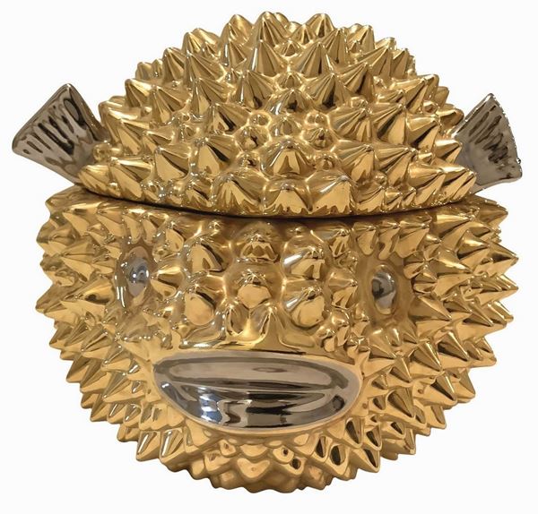 Produzione italiana. Anni â€˜70. Compostiera a forma di pesce palla colore oro e dettagli argento. 
Cm 35x22x20
