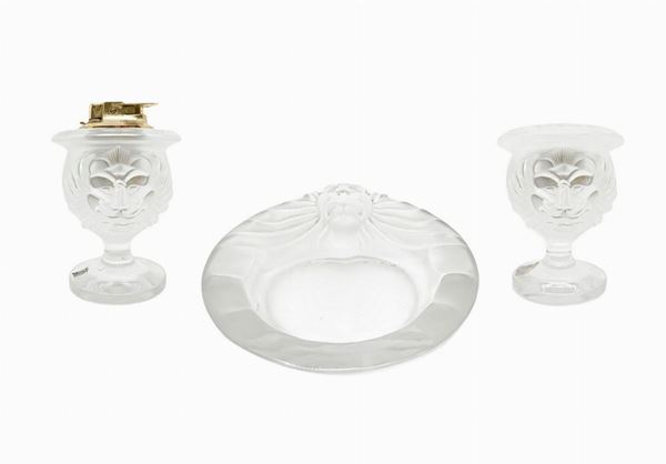 Lalique, Set da fumatore composto da n. 3 pezzi: posacenere, portasigarette e accendino. Francia, XX secolo,
Posacenere diametro cm 15. ... 