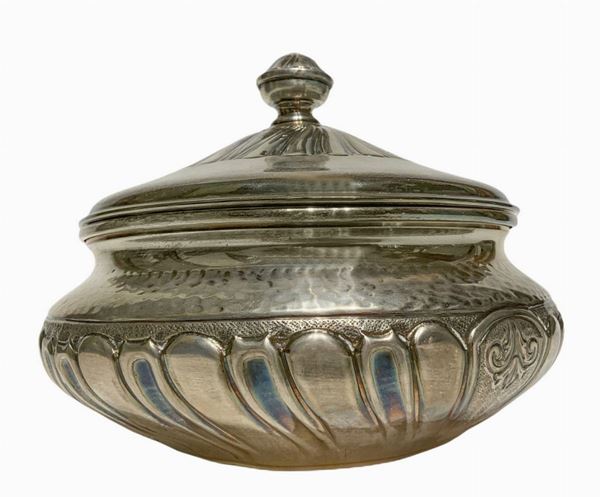 Ciotola in argento. con coperchio e base baccellata, XX secolo
Gr 688