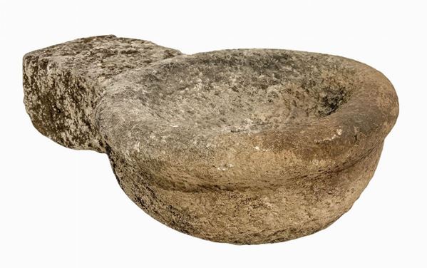 Acquasantiera da incasso del XVII secolo in pietra arenaria di Noto. XVII secolo,
H cm 10. Cm 40, diametro cm 26.