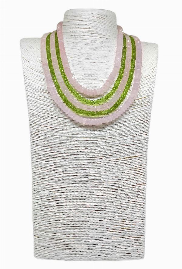 Collana cinque fili. 3 fili in quarzo rosa rondella sfaccettata piÃ¹ 2 fili PERIDOTO (verde), rondella sfacc.  Chiusura Argento con laccatura in ... 