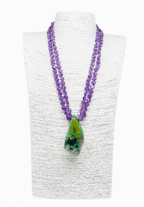 Collana con due fili di AMETISTA sfaccettata con ciondolo in CRISOPRASIO. chiusura in Argento.
Lunghezza cm 72