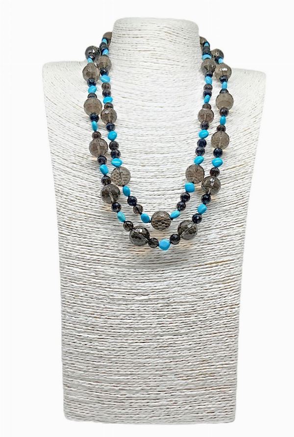 Collana con sfere sfacc, di QUARZO FUMÃˆ' mm 16, piÃ¹ elementi di TURCHESE. Chiusura in Argento.
Cm 62 circa