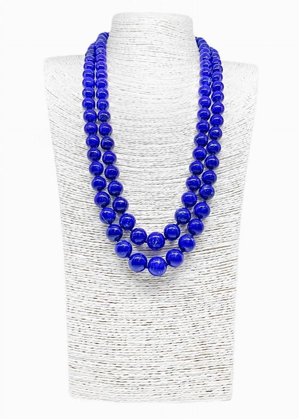 Collana due fili lapislazzuli sfera liscia con chiusura in Argento laccato Oro. Sfere a degradare mm 8 e mm 14
Lunghezza cm 65