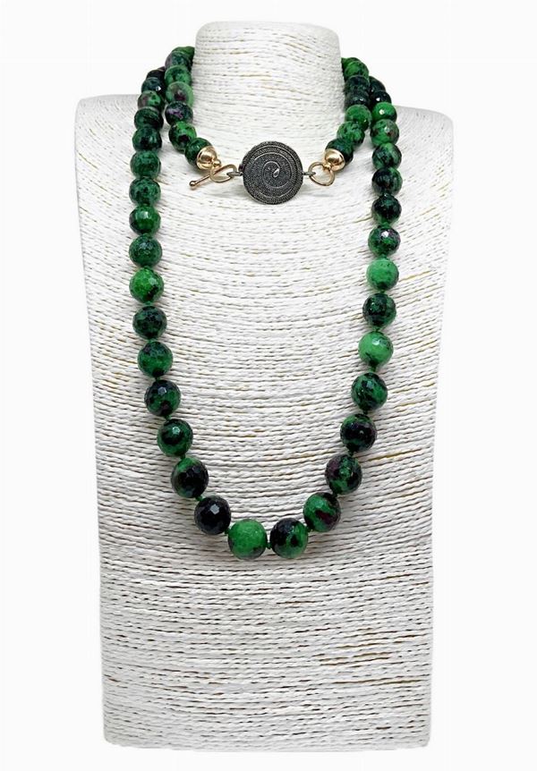 Unique wire necklace. of Zoisite, plenty central gold lacquered silver closure in burnished silver. Spheres diameter 12 mm
Length 116 cm