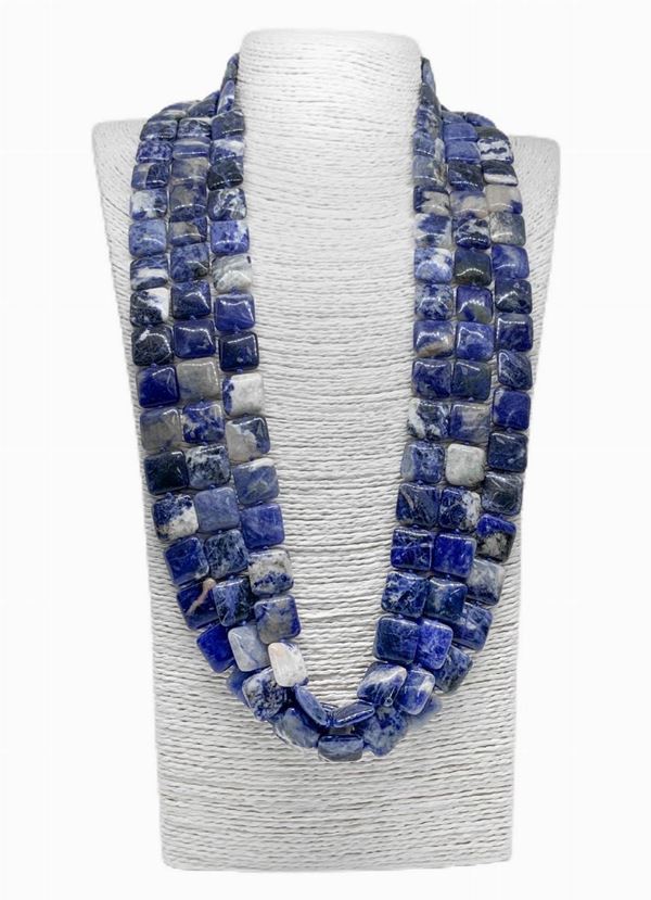 Three strand necklace composed of square elements of 16x16 mm sodalite and silver closure.
Length 84 cm