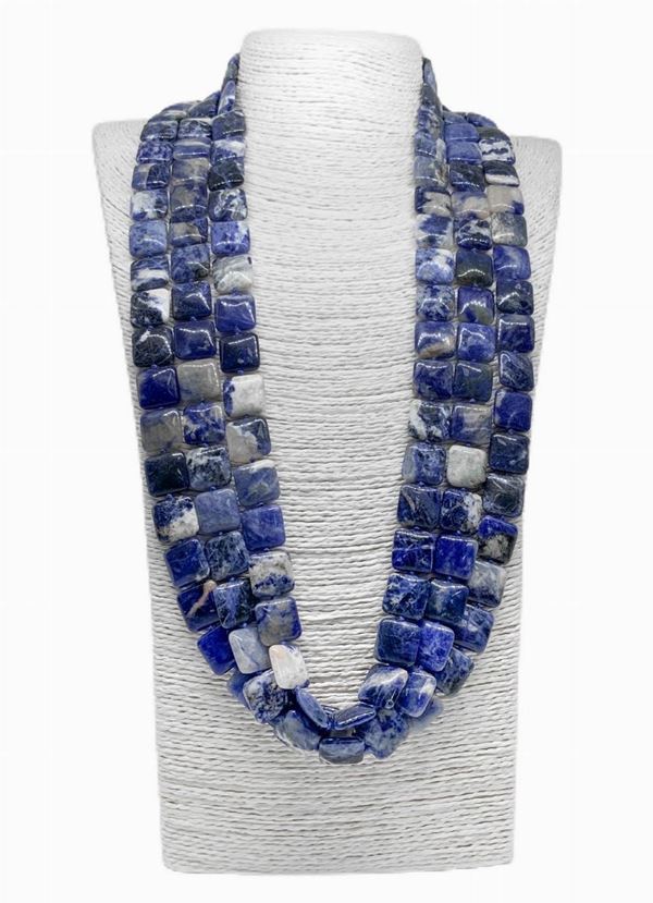 Collana tre fili composta da elementi quadrati di SODALITE mm 16x16 e chiusura in argento. 
Lunghezza cm 84