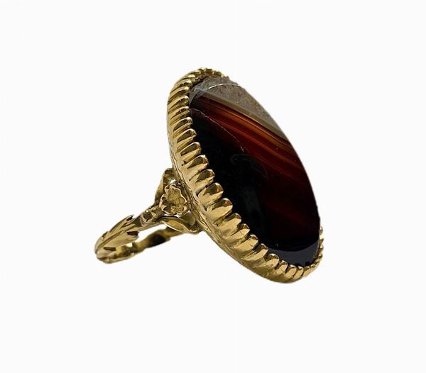 Gold ring with oval agate. 2.65 Cm