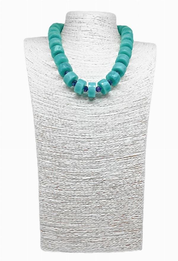 Collana rondelle grandi di amazzonite (azzurra) mm 20. intramezzata da rondelle di AMETISTA sfaccettata mm 8. Chiusura in Argento satinato.
Lunghezza ... 