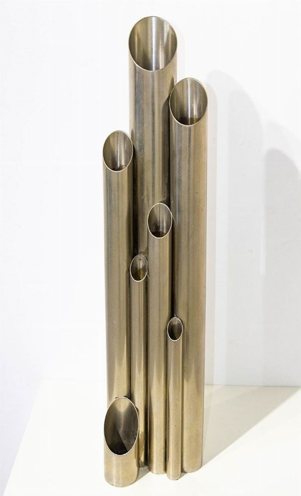 Decorative element with chromed rods.