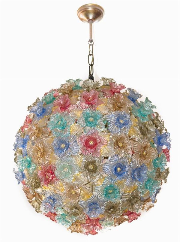 Grande lampadario in vetro di Murano, con decorazioni floreali. XX Secolo. Diametro cm 50. Piccole mancanze