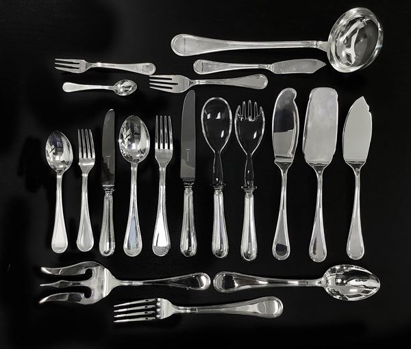 Set of silver cutlery, Calegaro. for 12 people. Consisting of 141 pieces: 12 soup spoons, 24 knives, 24 forks, 12 knives, 12 fish forks, 12 fruit forks, 12 pastry forks, 12 coffee spoons, 12 teaspoons sweet,
2 cutlery salad, ladle, 3 palettes, 1 fork. Total weight without knives 6,400 kg