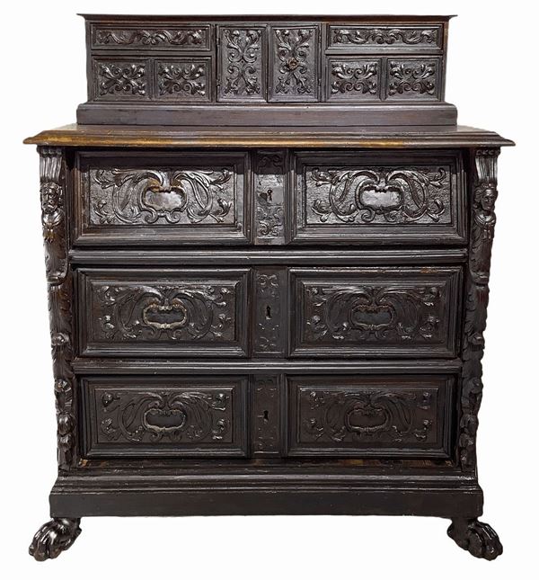 Cabinet in walnut wood, seventeenth century. Richly carved and sculpted, with the fore. H 125 cm Width 105 cm Depth 51 cm