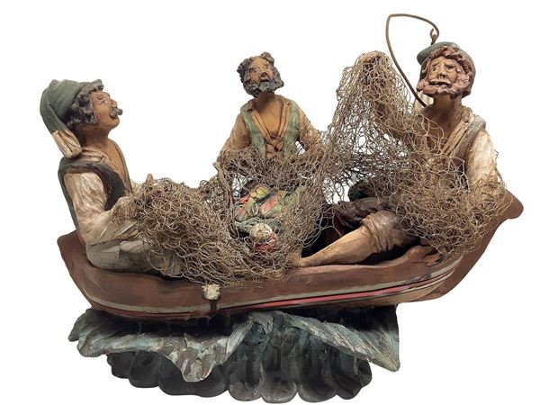 Gruppo scultoreo in terracotta policroma raffigurante tre pescatori in barca