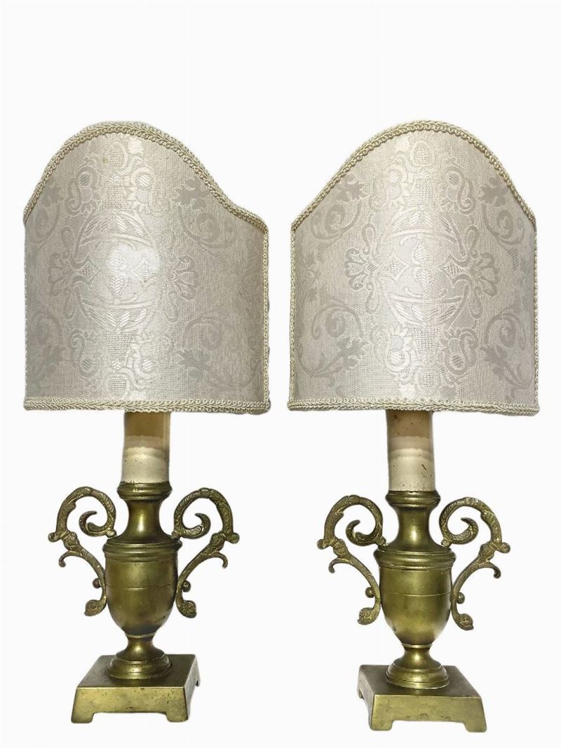 Coppia di Piccoli Lumi in Bronzo Dorato a Forma di Anfore, con Ventole