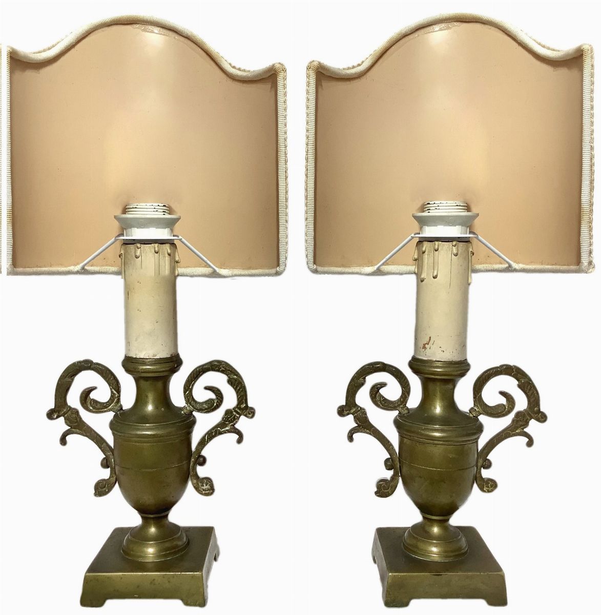 Coppia di piccoli lumi in bronzo dorato a forma di anfore, con ventole