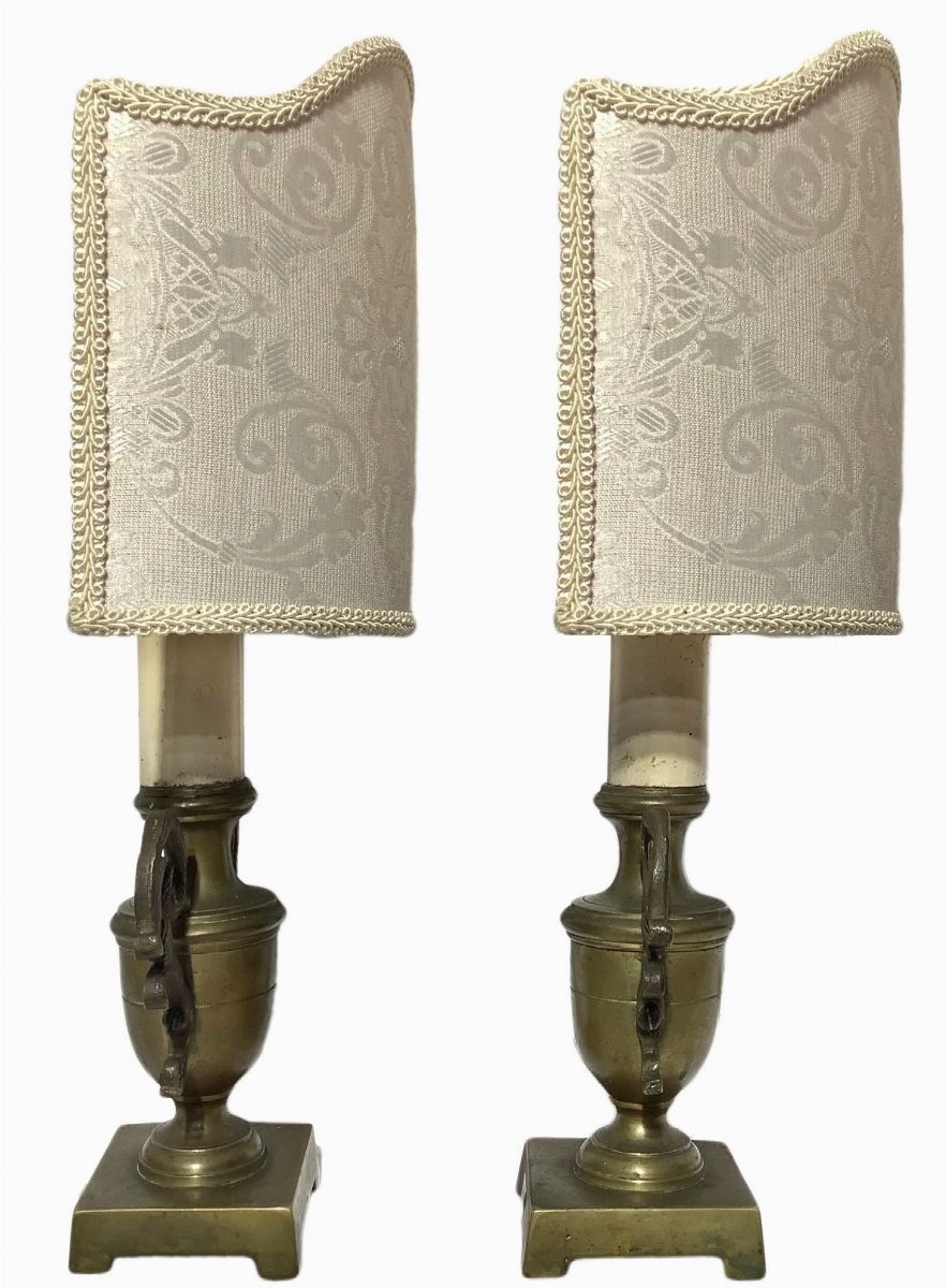 Coppia di piccoli lumi in bronzo dorato a forma di anfore, con ventole